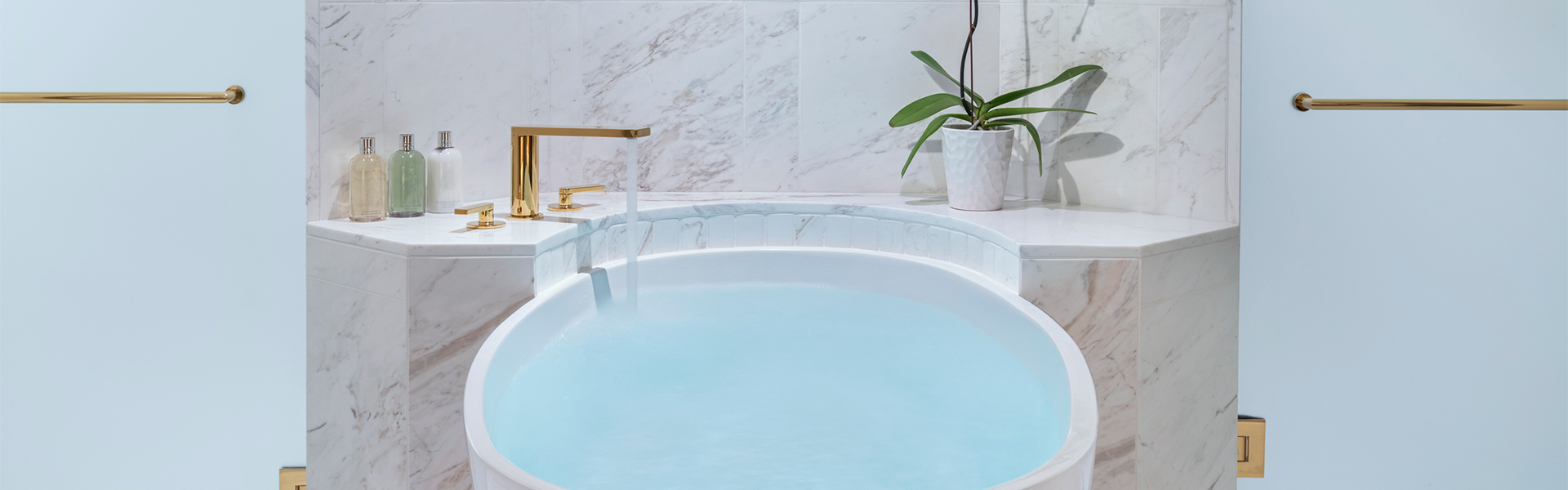 Conrad Room bathtoom